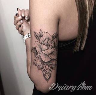 Niesamowite w swojej formie tatuaże-rękawy zajmują cała powierzchnię ramiona i przedramiona. Tworzą jednolitą zdobiącą ciało całość. Taki graficzny rękaw na skórze to tatuaż szczególnie ciekawy w przypadku aktywnych, silnych mężczyzn. 