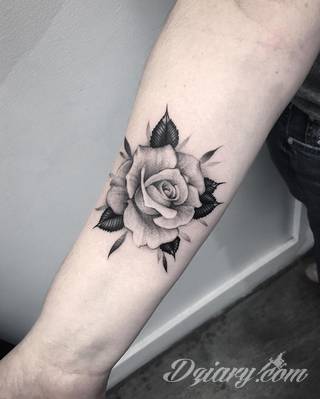 Niesamowite w swojej formie tatuaże-rękawy zajmują cała powierzchnię ramiona i przedramiona. Tworzą jednolitą zdobiącą ciało całość. Taki graficzny rękaw na skórze to tatuaż szczególnie ciekawy w przypadku aktywnych, silnych mężczyzn. 