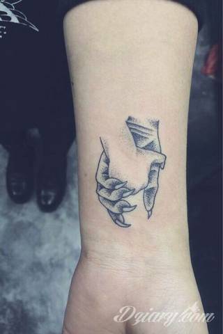 Niesamowite w swojej formie tatuaże-rękawy zajmują cała powierzchnię ramiona i przedramiona. Tworzą jednolitą zdobiącą ciało całość. Taki graficzny rękaw na skórze to tatuaż szczególnie ciekawy w przypadku aktywnych, silnych mężczyzn. 