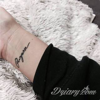 Niesamowite w swojej formie tatuaże-rękawy zajmują cała powierzchnię ramiona i przedramiona. Tworzą jednolitą zdobiącą ciało całość. Taki graficzny rękaw na skórze to tatuaż szczególnie ciekawy w przypadku aktywnych, silnych mężczyzn. 