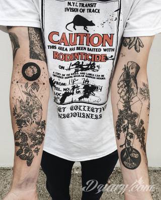 Niesamowite w swojej formie tatuaże-rękawy zajmują cała powierzchnię ramiona i przedramiona. Tworzą jednolitą zdobiącą ciało całość. Taki graficzny rękaw na skórze to tatuaż szczególnie ciekawy w przypadku aktywnych, silnych mężczyzn. 