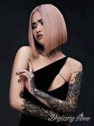 Niesamowite w swojej formie tatuaże-rękawy zajmują cała powierzchnię ramiona i przedramiona. Tworzą jednolitą zdobiącą ciało całość. Taki graficzny rękaw na skórze to tatuaż szczególnie ciekawy w przypadku aktywnych, silnych mężczyzn. 