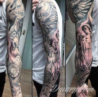 Niesamowite w swojej formie tatuaże-rękawy zajmują cała powierzchnię ramiona i przedramiona. Tworzą jednolitą zdobiącą ciało całość. Taki graficzny rękaw na skórze to tatuaż szczególnie ciekawy w przypadku aktywnych, silnych mężczyzn. 