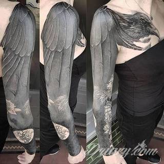 Niesamowite w swojej formie tatuaże-rękawy zajmują cała powierzchnię ramiona i przedramiona. Tworzą jednolitą zdobiącą ciało całość. Taki graficzny rękaw na skórze to tatuaż szczególnie ciekawy w przypadku aktywnych, silnych mężczyzn. 