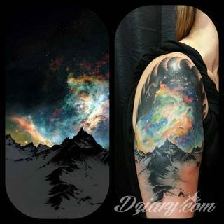 Niesamowite w swojej formie tatuaże-rękawy zajmują cała powierzchnię ramiona i przedramiona. Tworzą jednolitą zdobiącą ciało całość. Taki graficzny rękaw na skórze to tatuaż szczególnie ciekawy w przypadku aktywnych, silnych mężczyzn. 