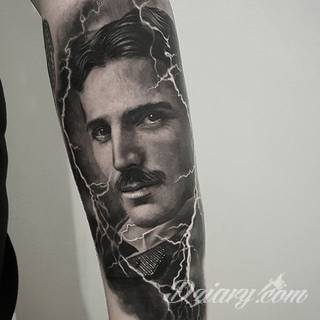 Niesamowite w swojej formie tatuaże-rękawy zajmują cała powierzchnię ramiona i przedramiona. Tworzą jednolitą zdobiącą ciało całość. Taki graficzny rękaw na skórze to tatuaż szczególnie ciekawy w przypadku aktywnych, silnych mężczyzn. 