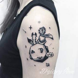 Niesamowite w swojej formie tatuaże-rękawy zajmują cała powierzchnię ramiona i przedramiona. Tworzą jednolitą zdobiącą ciało całość. Taki graficzny rękaw na skórze to tatuaż szczególnie ciekawy w przypadku aktywnych, silnych mężczyzn. 