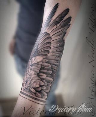 Niesamowite w swojej formie tatuaże-rękawy zajmują cała powierzchnię ramiona i przedramiona. Tworzą jednolitą zdobiącą ciało całość. Taki graficzny rękaw na skórze to tatuaż szczególnie ciekawy w przypadku aktywnych, silnych mężczyzn. 