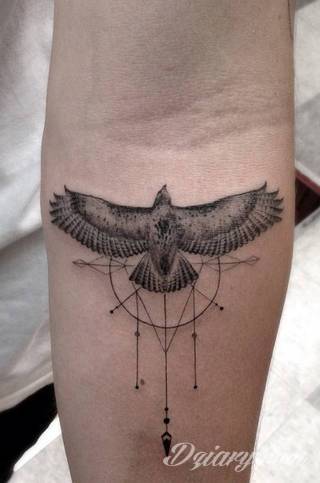 Niesamowite w swojej formie tatuaże-rękawy zajmują cała powierzchnię ramiona i przedramiona. Tworzą jednolitą zdobiącą ciało całość. Taki graficzny rękaw na skórze to tatuaż szczególnie ciekawy w przypadku aktywnych, silnych mężczyzn. 