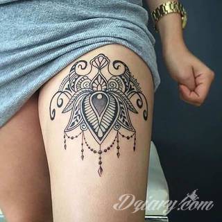 Niesamowite w swojej formie tatuaże-rękawy zajmują cała powierzchnię ramiona i przedramiona. Tworzą jednolitą zdobiącą ciało całość. Taki graficzny rękaw na skórze to tatuaż szczególnie ciekawy w przypadku aktywnych, silnych mężczyzn. 