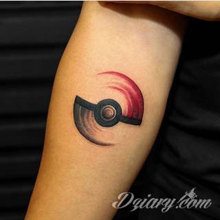 Niesamowite w swojej formie tatuaże-rękawy zajmują cała powierzchnię ramiona i przedramiona. Tworzą jednolitą zdobiącą ciało całość. Taki graficzny rękaw na skórze to tatuaż szczególnie ciekawy w przypadku aktywnych, silnych mężczyzn. 