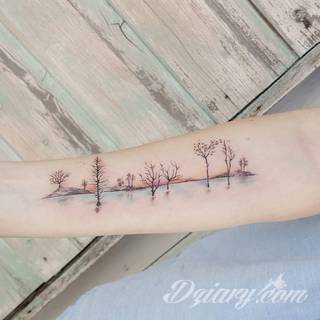 Niesamowite w swojej formie tatuaże-rękawy zajmują cała powierzchnię ramiona i przedramiona. Tworzą jednolitą zdobiącą ciało całość. Taki graficzny rękaw na skórze to tatuaż szczególnie ciekawy w przypadku aktywnych, silnych mężczyzn. 