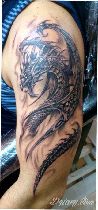 Niesamowite w swojej formie tatuaże-rękawy zajmują cała powierzchnię ramiona i przedramiona. Tworzą jednolitą zdobiącą ciało całość. Taki graficzny rękaw na skórze to tatuaż szczególnie ciekawy w przypadku aktywnych, silnych mężczyzn. 