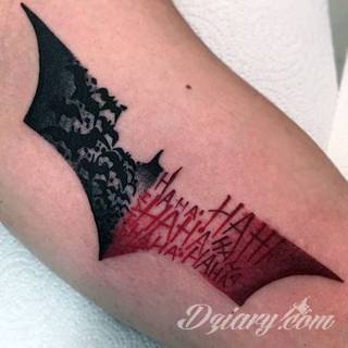 Niesamowite w swojej formie tatuaże-rękawy zajmują cała powierzchnię ramiona i przedramiona. Tworzą jednolitą zdobiącą ciało całość. Taki graficzny rękaw na skórze to tatuaż szczególnie ciekawy w przypadku aktywnych, silnych mężczyzn. 