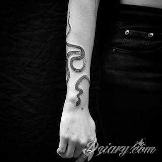 Niesamowite w swojej formie tatuaże-rękawy zajmują cała powierzchnię ramiona i przedramiona. Tworzą jednolitą zdobiącą ciało całość. Taki graficzny rękaw na skórze to tatuaż szczególnie ciekawy w przypadku aktywnych, silnych mężczyzn. 