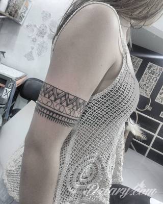 Niesamowite w swojej formie tatuaże-rękawy zajmują cała powierzchnię ramiona i przedramiona. Tworzą jednolitą zdobiącą ciało całość. Taki graficzny rękaw na skórze to tatuaż szczególnie ciekawy w przypadku aktywnych, silnych mężczyzn. 