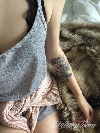 Niesamowite w swojej formie tatuaże-rękawy zajmują cała powierzchnię ramiona i przedramiona. Tworzą jednolitą zdobiącą ciało całość. Taki graficzny rękaw na skórze to tatuaż szczególnie ciekawy w przypadku aktywnych, silnych mężczyzn. 