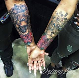 Niesamowite w swojej formie tatuaże-rękawy zajmują cała powierzchnię ramiona i przedramiona. Tworzą jednolitą zdobiącą ciało całość. Taki graficzny rękaw na skórze to tatuaż szczególnie ciekawy w przypadku aktywnych, silnych mężczyzn. 