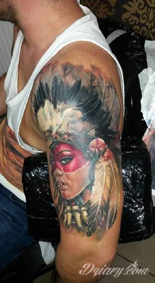 Niesamowite w swojej formie tatuaże-rękawy zajmują cała powierzchnię ramiona i przedramiona. Tworzą jednolitą zdobiącą ciało całość. Taki graficzny rękaw na skórze to tatuaż szczególnie ciekawy w przypadku aktywnych, silnych mężczyzn. 