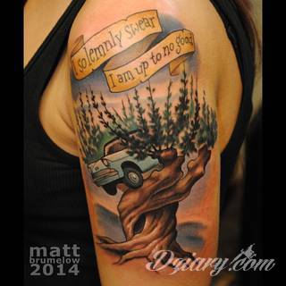 Niesamowite w swojej formie tatuaże-rękawy zajmują cała powierzchnię ramiona i przedramiona. Tworzą jednolitą zdobiącą ciało całość. Taki graficzny rękaw na skórze to tatuaż szczególnie ciekawy w przypadku aktywnych, silnych mężczyzn. 