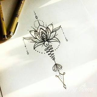 Niesamowite w swojej formie tatuaże-rękawy zajmują cała powierzchnię ramiona i przedramiona. Tworzą jednolitą zdobiącą ciało całość. Taki graficzny rękaw na skórze to tatuaż szczególnie ciekawy w przypadku aktywnych, silnych mężczyzn. 