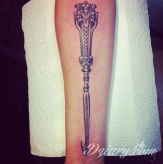 Niesamowite w swojej formie tatuaże-rękawy zajmują cała powierzchnię ramiona i przedramiona. Tworzą jednolitą zdobiącą ciało całość. Taki graficzny rękaw na skórze to tatuaż szczególnie ciekawy w przypadku aktywnych, silnych mężczyzn. 