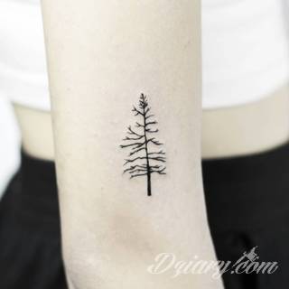 Niesamowite w swojej formie tatuaże-rękawy zajmują cała powierzchnię ramiona i przedramiona. Tworzą jednolitą zdobiącą ciało całość. Taki graficzny rękaw na skórze to tatuaż szczególnie ciekawy w przypadku aktywnych, silnych mężczyzn. 