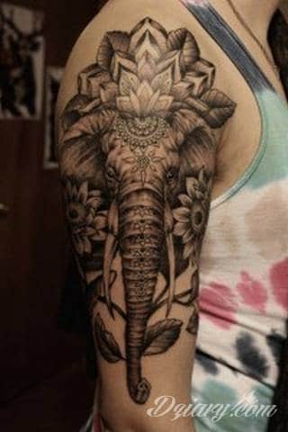 Niesamowite w swojej formie tatuaże-rękawy zajmują cała powierzchnię ramiona i przedramiona. Tworzą jednolitą zdobiącą ciało całość. Taki graficzny rękaw na skórze to tatuaż szczególnie ciekawy w przypadku aktywnych, silnych mężczyzn. 