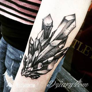 Niesamowite w swojej formie tatuaże-rękawy zajmują cała powierzchnię ramiona i przedramiona. Tworzą jednolitą zdobiącą ciało całość. Taki graficzny rękaw na skórze to tatuaż szczególnie ciekawy w przypadku aktywnych, silnych mężczyzn. 