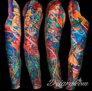 Niesamowite w swojej formie tatuaże-rękawy zajmują cała powierzchnię ramiona i przedramiona. Tworzą jednolitą zdobiącą ciało całość. Taki graficzny rękaw na skórze to tatuaż szczególnie ciekawy w przypadku aktywnych, silnych mężczyzn. 