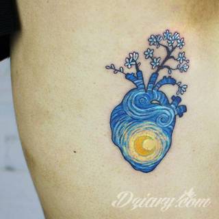 Niesamowite w swojej formie tatuaże-rękawy zajmują cała powierzchnię ramiona i przedramiona. Tworzą jednolitą zdobiącą ciało całość. Taki graficzny rękaw na skórze to tatuaż szczególnie ciekawy w przypadku aktywnych, silnych mężczyzn. 