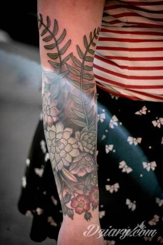 Niesamowite w swojej formie tatuaże-rękawy zajmują cała powierzchnię ramiona i przedramiona. Tworzą jednolitą zdobiącą ciało całość. Taki graficzny rękaw na skórze to tatuaż szczególnie ciekawy w przypadku aktywnych, silnych mężczyzn. 