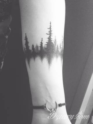 Niesamowite w swojej formie tatuaże-rękawy zajmują cała powierzchnię ramiona i przedramiona. Tworzą jednolitą zdobiącą ciało całość. Taki graficzny rękaw na skórze to tatuaż szczególnie ciekawy w przypadku aktywnych, silnych mężczyzn. 