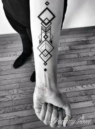 Niesamowite w swojej formie tatuaże-rękawy zajmują cała powierzchnię ramiona i przedramiona. Tworzą jednolitą zdobiącą ciało całość. Taki graficzny rękaw na skórze to tatuaż szczególnie ciekawy w przypadku aktywnych, silnych mężczyzn. 