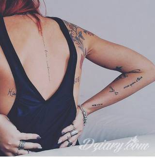 Niesamowite w swojej formie tatuaże-rękawy zajmują cała powierzchnię ramiona i przedramiona. Tworzą jednolitą zdobiącą ciało całość. Taki graficzny rękaw na skórze to tatuaż szczególnie ciekawy w przypadku aktywnych, silnych mężczyzn. 