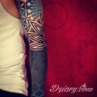 Niesamowite w swojej formie tatuaże-rękawy zajmują cała powierzchnię ramiona i przedramiona. Tworzą jednolitą zdobiącą ciało całość. Taki graficzny rękaw na skórze to tatuaż szczególnie ciekawy w przypadku aktywnych, silnych mężczyzn. 