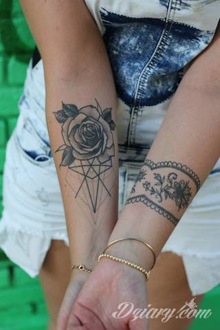 Niesamowite w swojej formie tatuaże-rękawy zajmują cała powierzchnię ramiona i przedramiona. Tworzą jednolitą zdobiącą ciało całość. Taki graficzny rękaw na skórze to tatuaż szczególnie ciekawy w przypadku aktywnych, silnych mężczyzn. 