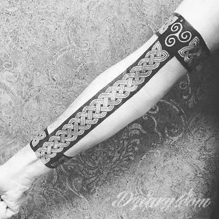 Niesamowite w swojej formie tatuaże-rękawy zajmują cała powierzchnię ramiona i przedramiona. Tworzą jednolitą zdobiącą ciało całość. Taki graficzny rękaw na skórze to tatuaż szczególnie ciekawy w przypadku aktywnych, silnych mężczyzn. 