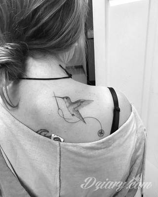 Niesamowite w swojej formie tatuaże-rękawy zajmują cała powierzchnię ramiona i przedramiona. Tworzą jednolitą zdobiącą ciało całość. Taki graficzny rękaw na skórze to tatuaż szczególnie ciekawy w przypadku aktywnych, silnych mężczyzn. 