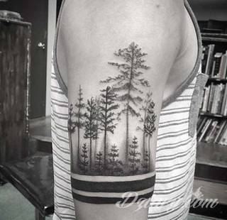 Niesamowite w swojej formie tatuaże-rękawy zajmują cała powierzchnię ramiona i przedramiona. Tworzą jednolitą zdobiącą ciało całość. Taki graficzny rękaw na skórze to tatuaż szczególnie ciekawy w przypadku aktywnych, silnych mężczyzn. 