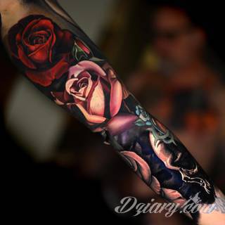 Niesamowite w swojej formie tatuaże-rękawy zajmują cała powierzchnię ramiona i przedramiona. Tworzą jednolitą zdobiącą ciało całość. Taki graficzny rękaw na skórze to tatuaż szczególnie ciekawy w przypadku aktywnych, silnych mężczyzn. 