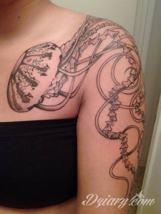 Niesamowite w swojej formie tatuaże-rękawy zajmują cała powierzchnię ramiona i przedramiona. Tworzą jednolitą zdobiącą ciało całość. Taki graficzny rękaw na skórze to tatuaż szczególnie ciekawy w przypadku aktywnych, silnych mężczyzn. 