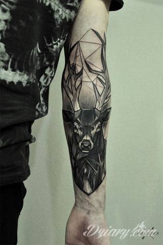 Niesamowite w swojej formie tatuaże-rękawy zajmują cała powierzchnię ramiona i przedramiona. Tworzą jednolitą zdobiącą ciało całość. Taki graficzny rękaw na skórze to tatuaż szczególnie ciekawy w przypadku aktywnych, silnych mężczyzn. 