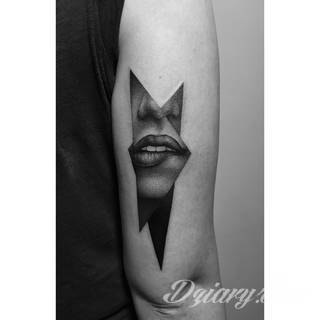 Niesamowite w swojej formie tatuaże-rękawy zajmują cała powierzchnię ramiona i przedramiona. Tworzą jednolitą zdobiącą ciało całość. Taki graficzny rękaw na skórze to tatuaż szczególnie ciekawy w przypadku aktywnych, silnych mężczyzn. 