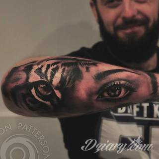 Niesamowite w swojej formie tatuaże-rękawy zajmują cała powierzchnię ramiona i przedramiona. Tworzą jednolitą zdobiącą ciało całość. Taki graficzny rękaw na skórze to tatuaż szczególnie ciekawy w przypadku aktywnych, silnych mężczyzn. 