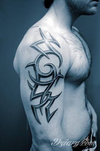 Niesamowite w swojej formie tatuaże-rękawy zajmują cała powierzchnię ramiona i przedramiona. Tworzą jednolitą zdobiącą ciało całość. Taki graficzny rękaw na skórze to tatuaż szczególnie ciekawy w przypadku aktywnych, silnych mężczyzn. 