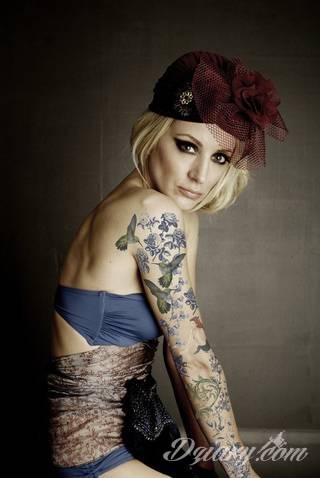 Niesamowite w swojej formie tatuaże-rękawy zajmują cała powierzchnię ramiona i przedramiona. Tworzą jednolitą zdobiącą ciało całość. Taki graficzny rękaw na skórze to tatuaż szczególnie ciekawy w przypadku aktywnych, silnych mężczyzn. 