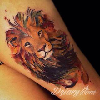 Niesamowite w swojej formie tatuaże-rękawy zajmują cała powierzchnię ramiona i przedramiona. Tworzą jednolitą zdobiącą ciało całość. Taki graficzny rękaw na skórze to tatuaż szczególnie ciekawy w przypadku aktywnych, silnych mężczyzn. 