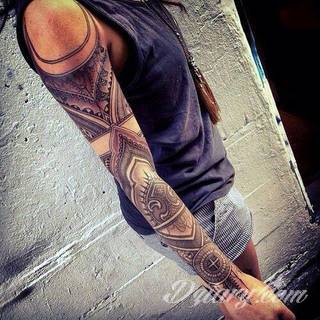 Niesamowite w swojej formie tatuaże-rękawy zajmują cała powierzchnię ramiona i przedramiona. Tworzą jednolitą zdobiącą ciało całość. Taki graficzny rękaw na skórze to tatuaż szczególnie ciekawy w przypadku aktywnych, silnych mężczyzn. 