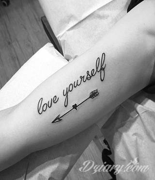 Niesamowite w swojej formie tatuaże-rękawy zajmują cała powierzchnię ramiona i przedramiona. Tworzą jednolitą zdobiącą ciało całość. Taki graficzny rękaw na skórze to tatuaż szczególnie ciekawy w przypadku aktywnych, silnych mężczyzn. 